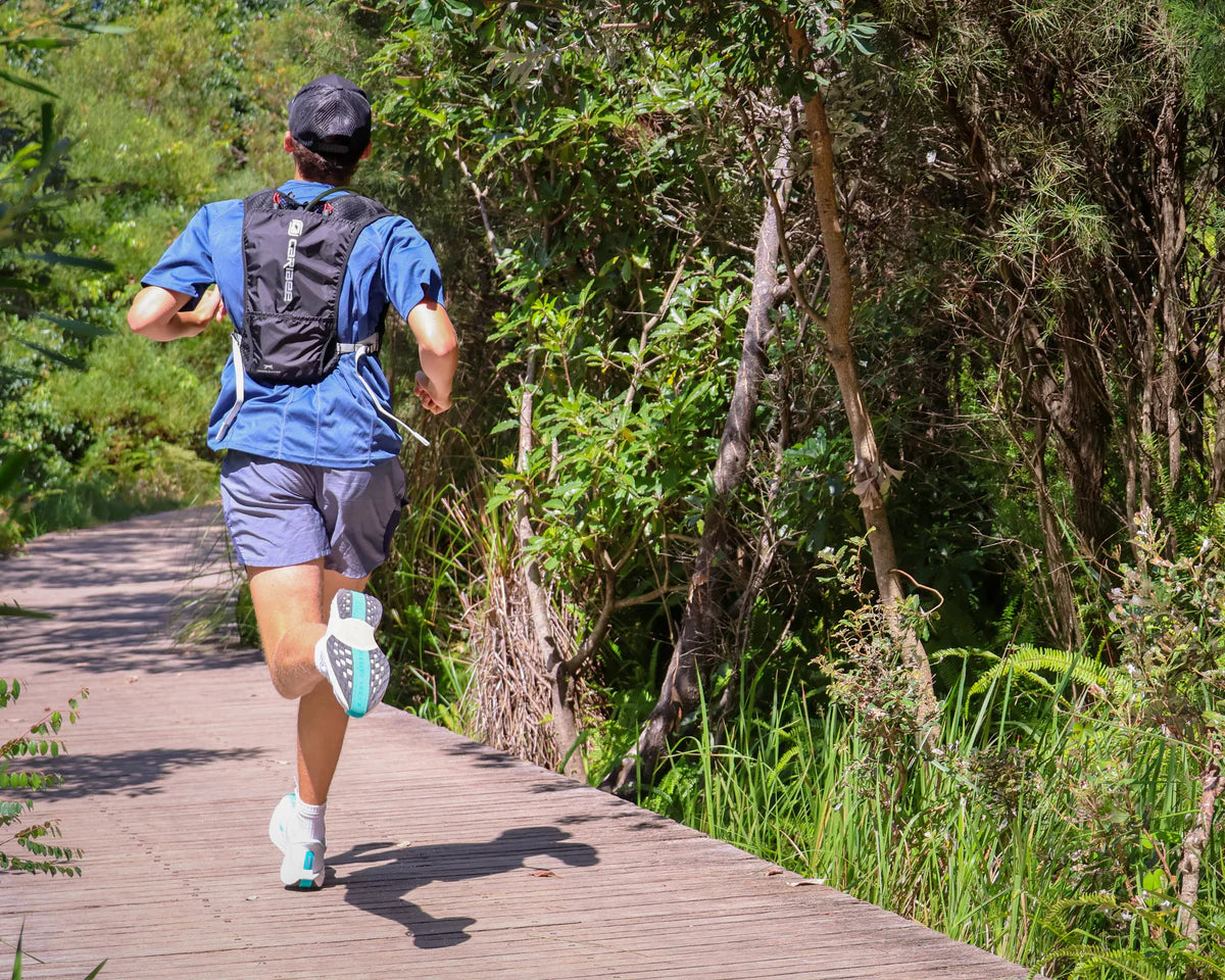 Caribee - Coyote Runner 2L Hydration Vest - Black