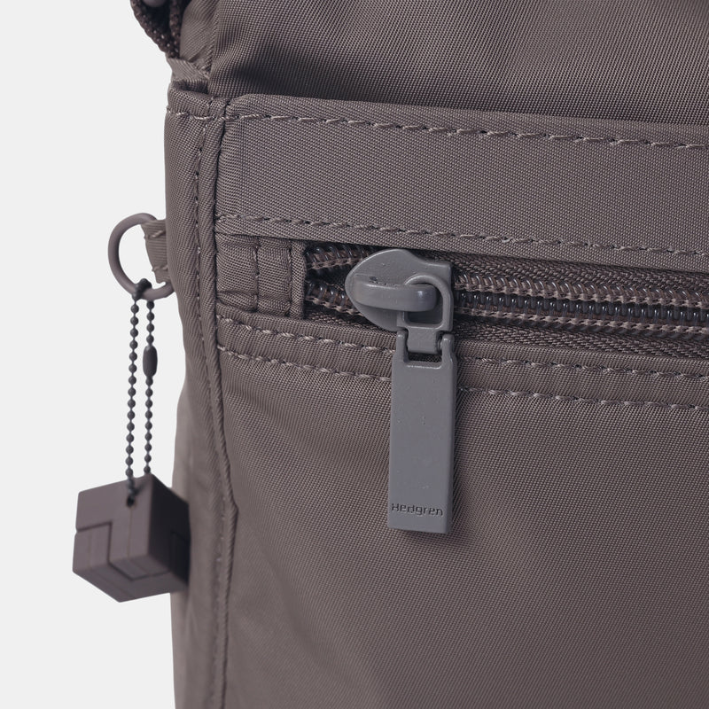 Hedgren - HIC176M.376 EYE Medium RFID Crossbody - Sepia