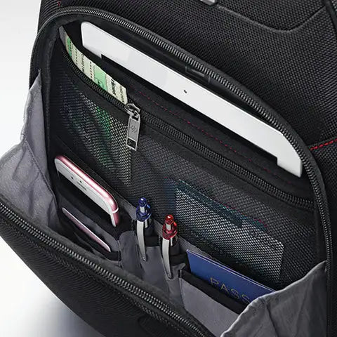 Smart Sleeve allowing you to stabilise your bag on top of the suitcase